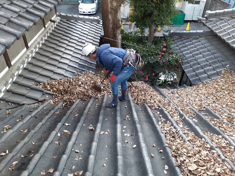ご近所の神社の屋根清掃