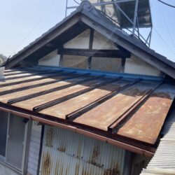 金属屋根の浮きとは？